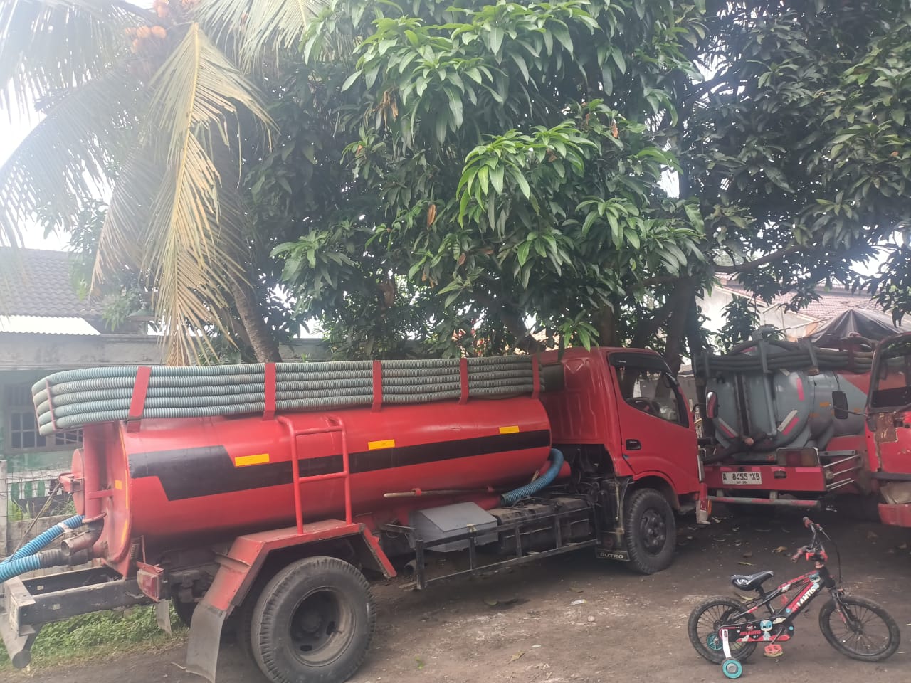 Dokumentasi armada sedot WC Cikupa siap datang ke lokasi